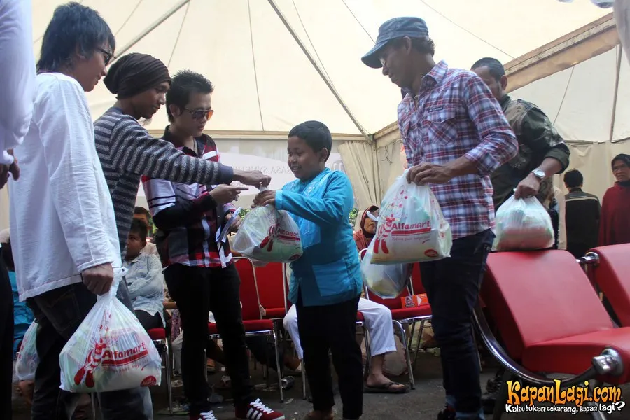 Cakra Band menggelar sunatan massal atas tercapainya nazar yang mereka janjikan