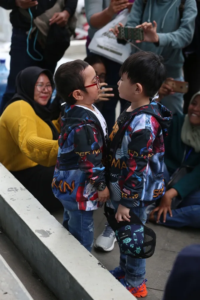 Daus Mini dan Ical kompak pakai baju yang sama © KapanLagi.com/Budy Santoso