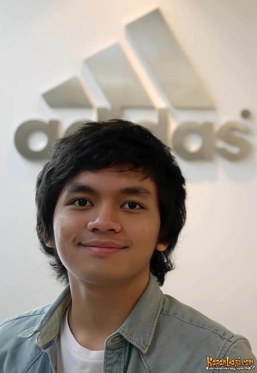 Penonton tetap bersemangat meski konser Calvin Jeremy diguyur hujan.