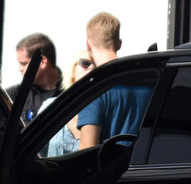Calvin Harris dan Taylor Swift tertangkap ciuman sebelum putus © Splashnews.com