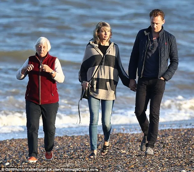 Taylor saat bertemu sang calon mertua © dailymail.co.uk