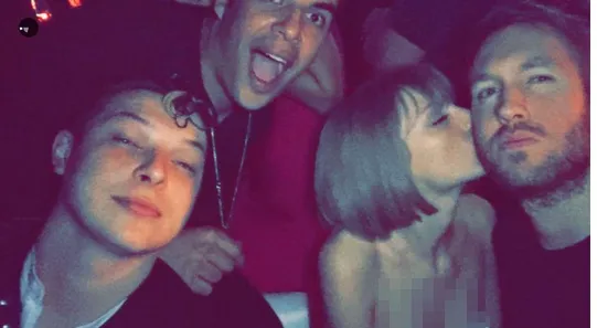 Ciuman manis Tay untuk Calvin © Calvin's Snapchat