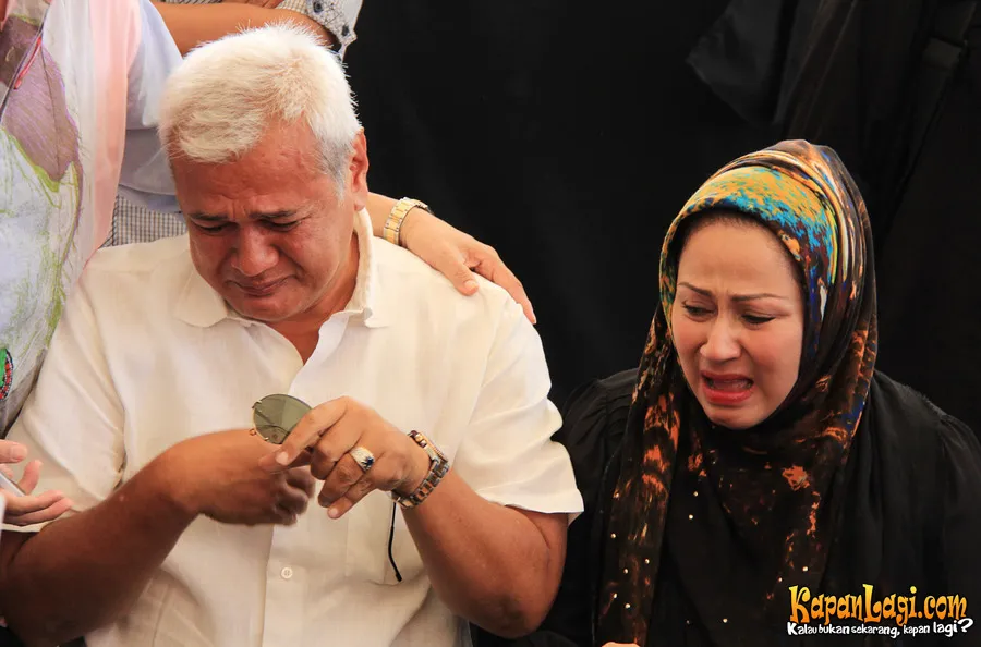 Camelia Malik tidak curhat kepada Ahmad Albar.