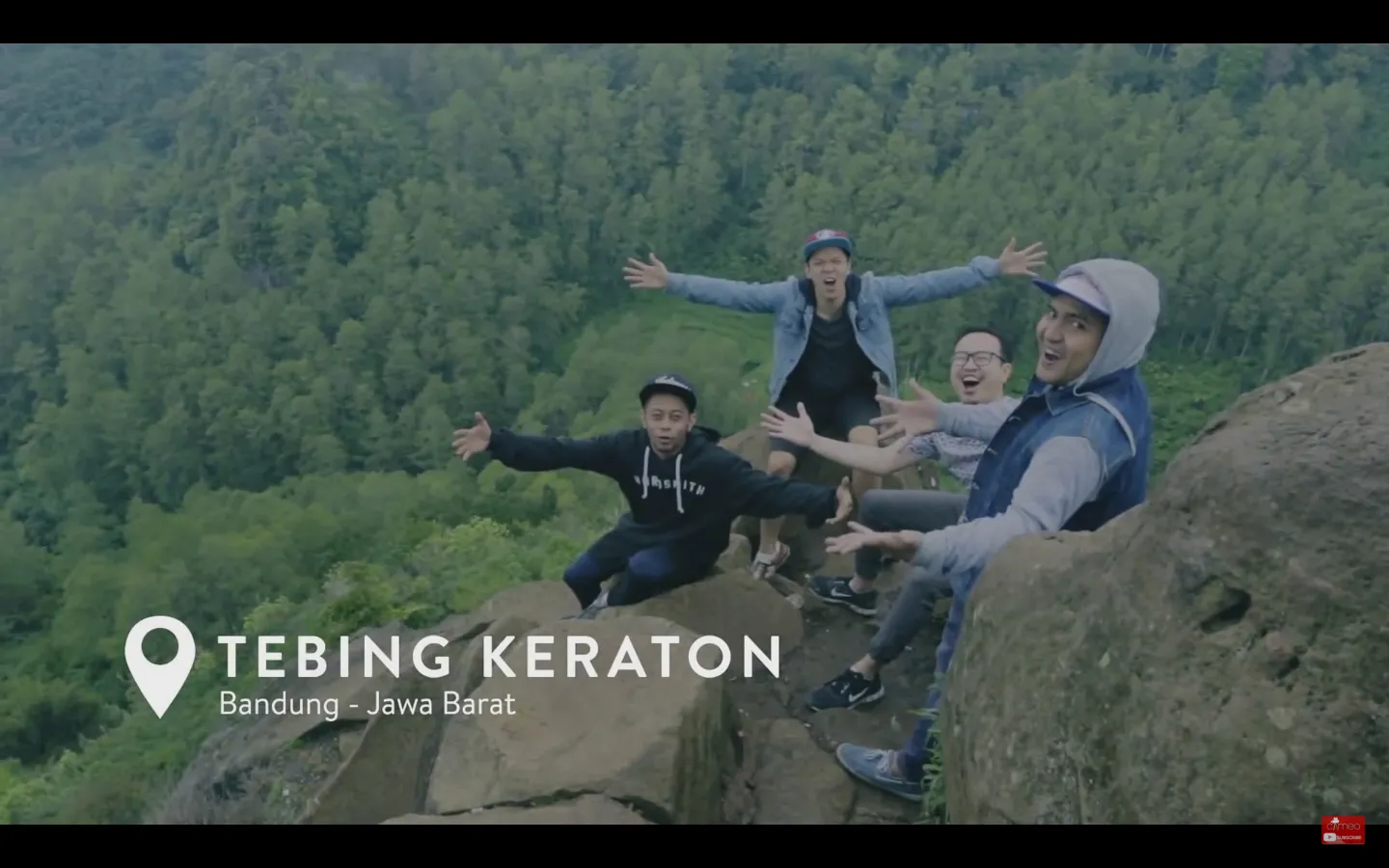 Dari semua tempat yang ada, Tebing Keraton dan Warung Upnormal wajib untuk kamu kunjungi kalau ke Bandung © YouTube/Cameo Project