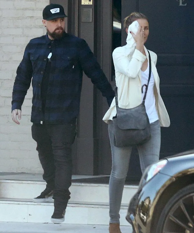 Cameron Diaz tertangkap kamera di depan klinik operasi plastik © Dailymail.co.uk