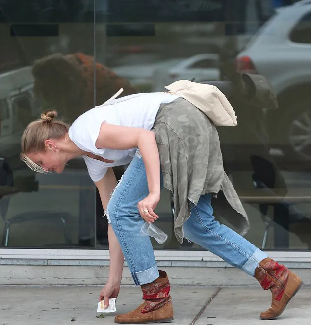 Punguti sampah, Cameron peduli lingkungan. Keren! © FameFlynet.com