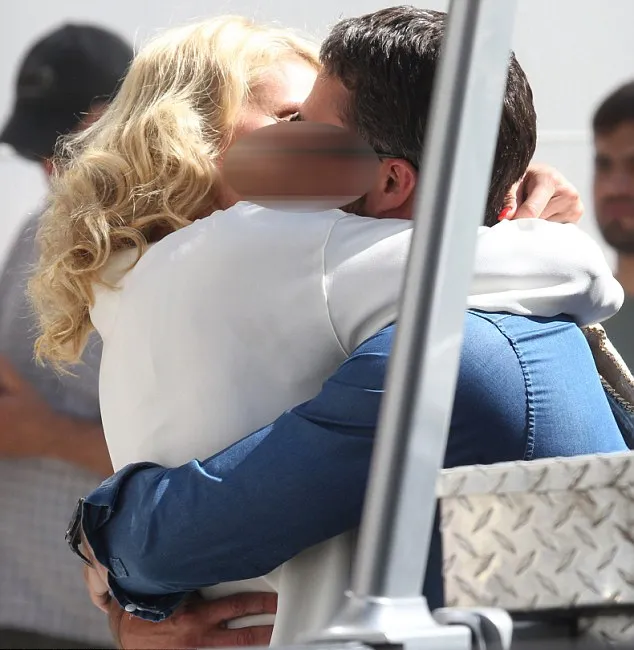 Cameron Diaz dan Taylor Kinney @ dailymail.co.uk