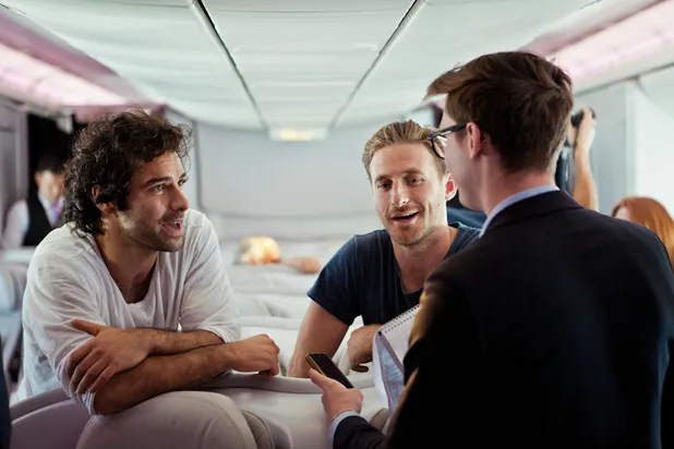 Aidan Turner dan Dean O'Gorman berbincang di dalam pesawat ke New Zealand.