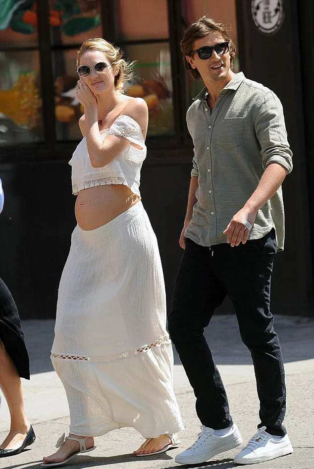 Candice pakai crop top saat hamil © Shutterstock via dailymail.co.uk