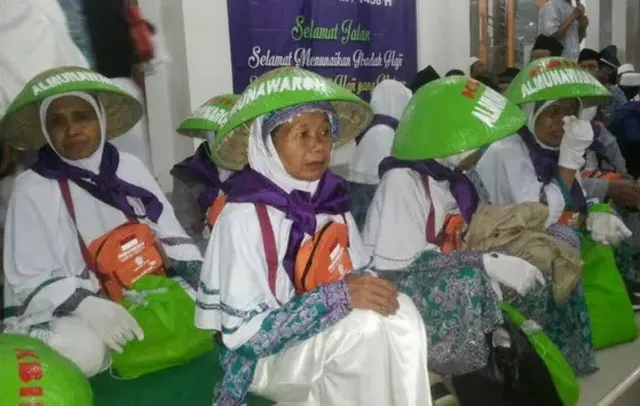 Jamaah Haji Indonesia mengenakan caping saat berada di bandara membuat mereka mudah dikenali © My News Hub