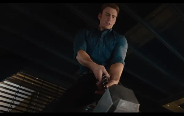 Captain America (Chris Evans) tak mampu mencabut Mjolnir/©youtube.com/freshmovietrailers
