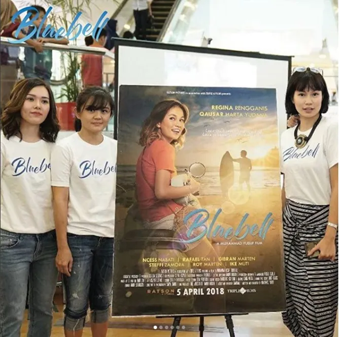 Regina berpose dangan poster film BLUEBELL. © instagram.com/bluebell_movie
