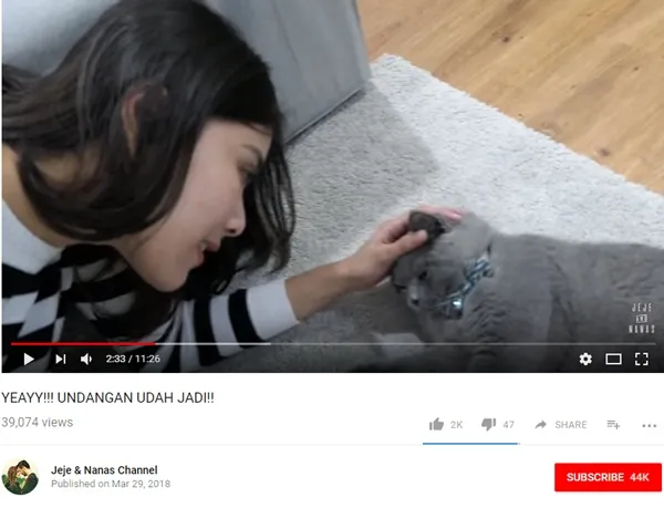 Syahnaz bersama Summer, kucingnya yang lucu. (youtube.com/syahnazjeje/