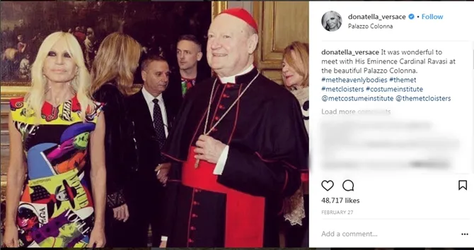 Donatella Versace bertemu Kardinal Ravasi di Palazzo Colonna. © Instagram.com/DonatellaVersace