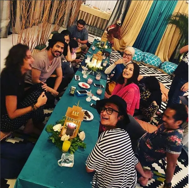 Suasana hangat buka bersama para musisi. (Cr: INSTAGRAM.COM/ANDYRIF)
