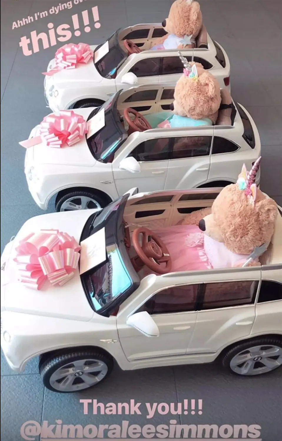 Dapat Hadiah Mobil Mainan Mewah