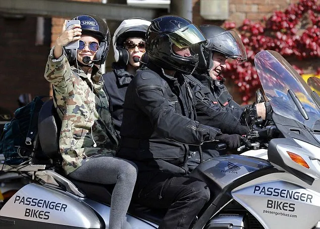 Cara Delevingne dan St. Vincent naik moge © Fameflynet.com
