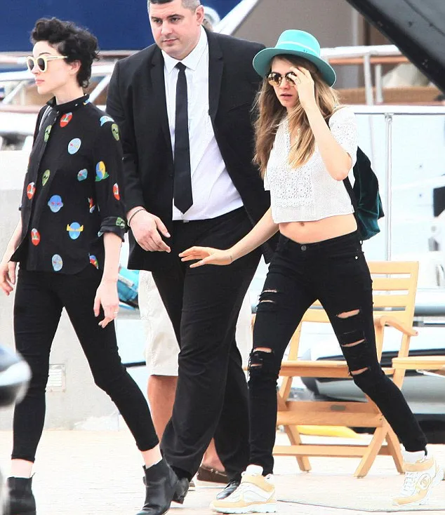 Cara Delevingne pamer perut © Splashnews