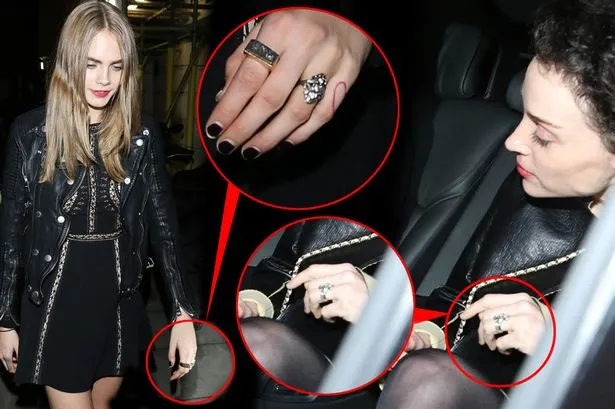 Cara Delevingne dan St Vincen tertangkap kamera mengenakan cincin yang sama © Mirror.co.uk