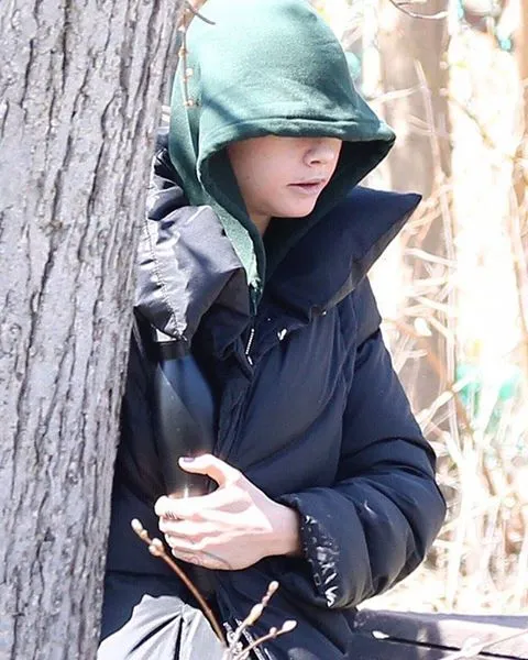 Cara Delevingne mencoba menutupi kepalanya yang botak dengan mengenakan hoodie, sampai bantal © instagram.com/_carakendall_