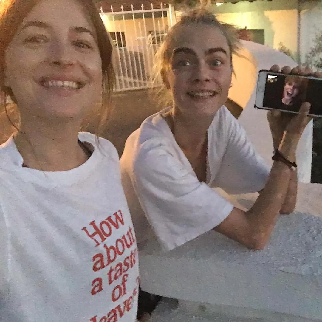 Taylor Swift, tetap pede ber-FaceTime ria dengan Cara Delevingne dan Dakota Johnson © instagram.com/caradelevingne