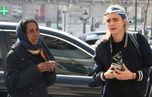 Cara Delevingne yang memilih pergi dari pengemis yang meminta-minta padanya. ©Spread Picture via dailymail.co.kr