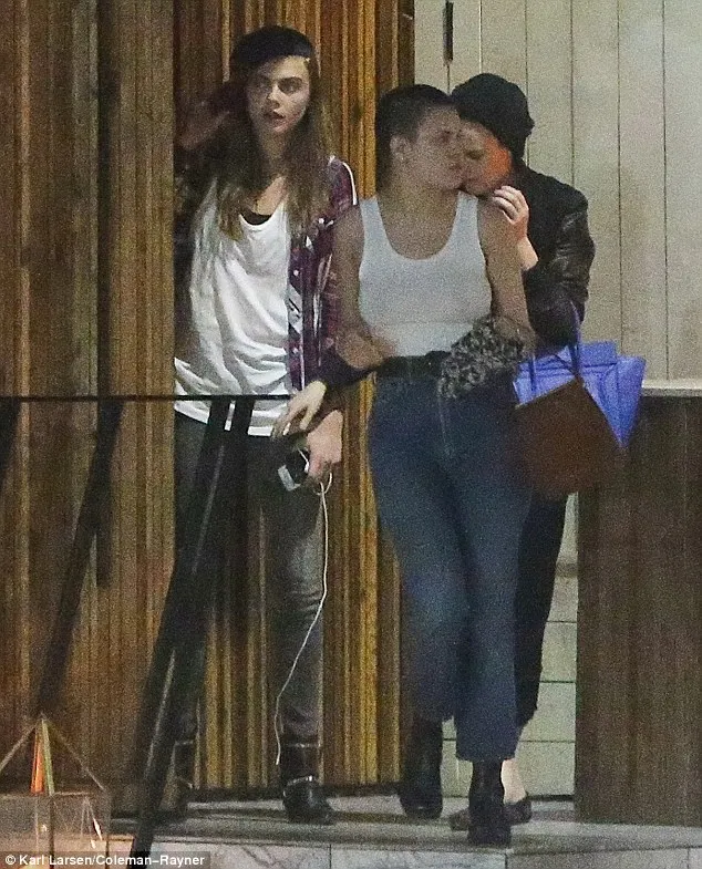 Cara Delevingne dan Rumer Willis tampak akrab menghabiskan Minggu malamnya bersama ©www.dailymail.co.uk/Karl Larsen/Coleman-Rayner