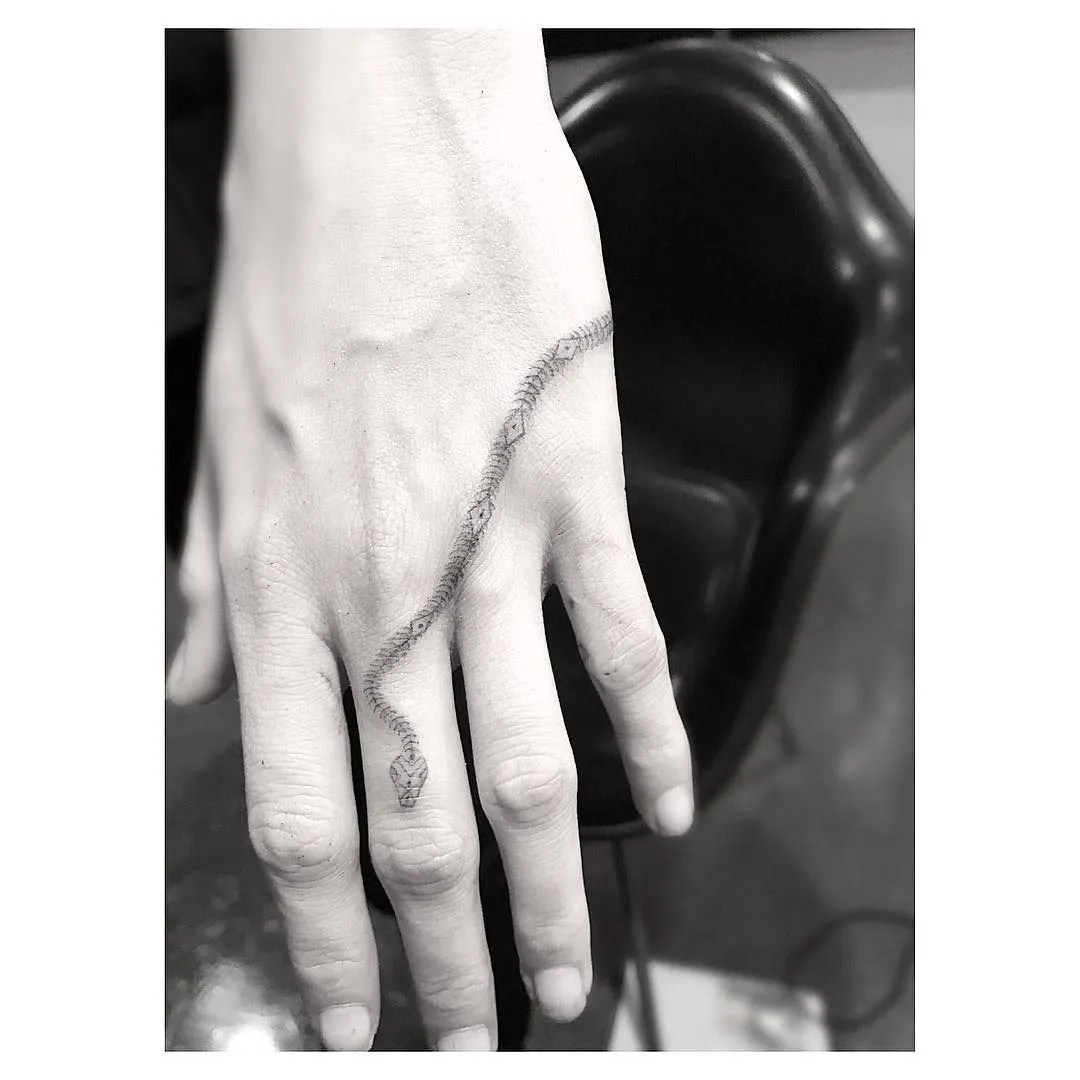 Tattoo Baru Cara Delevingne, membawa pesan tentang mengganti kulit lama dengan yang baru © instagram.com/_dr_woo_