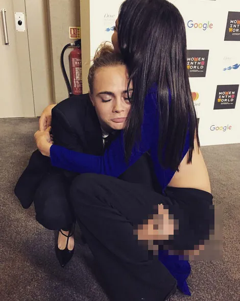 Cara ketahuan pegang bagian pribadi Kendall Jenner © Instagram/caradelevingne