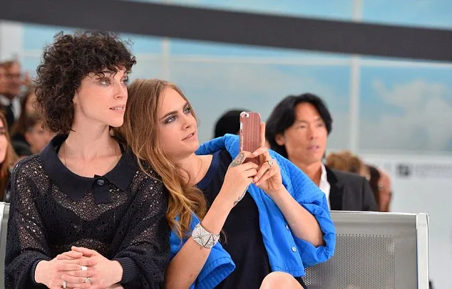 Cara Delevingne manja pada 'pacarnya' © Fameflynet