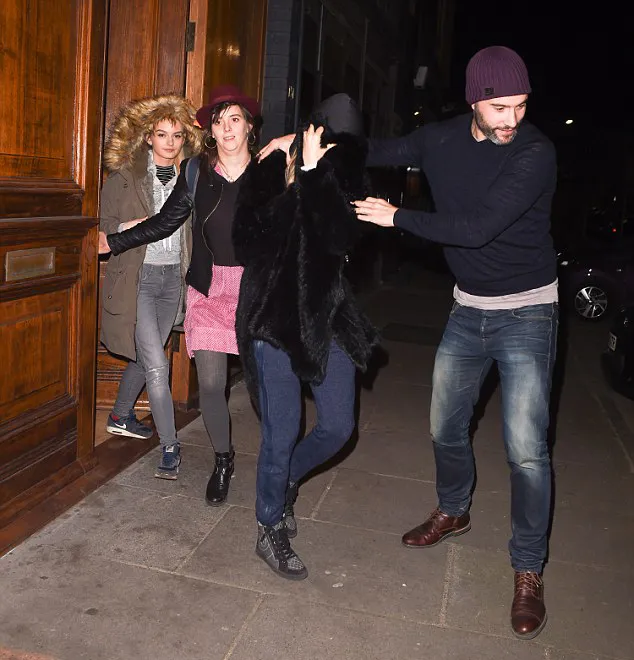 Cara sembunyikan wajahnya dari media © Splashnews via dailymail.co.uk