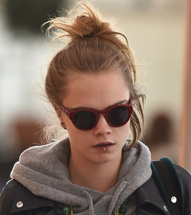  FOTO Makin Berani Cara  Delevingne Pasang  Tindik di 