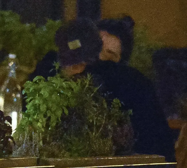 Kristen cium mesra St Vincent di tengah-tengah dinner romantis mereka © dailymail.co.uk