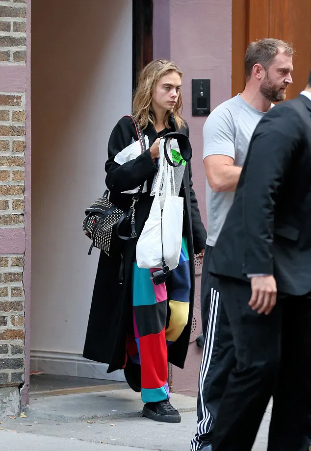 Cara tertangkap keluar dari apartemen Taylor © Splashnews/dailymail.co.uk