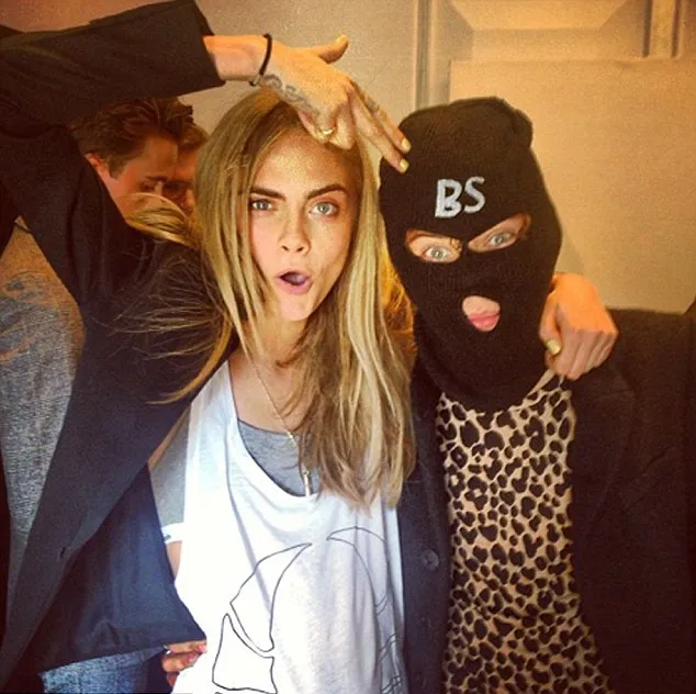 Cara dan Harry @ dailymail.co.uk