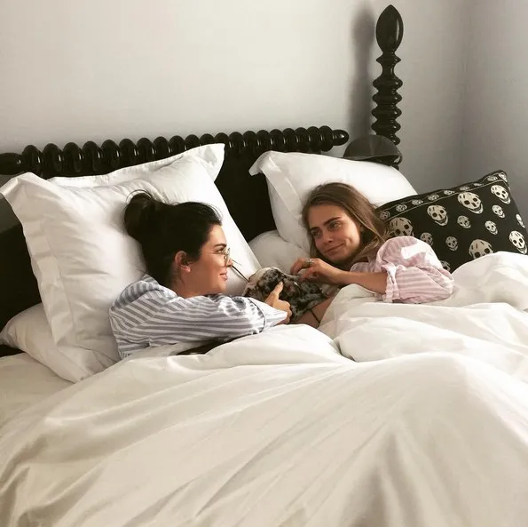 Cara dan Kendall (CaKe) tidur bareng © instagram.com/caradelevingne