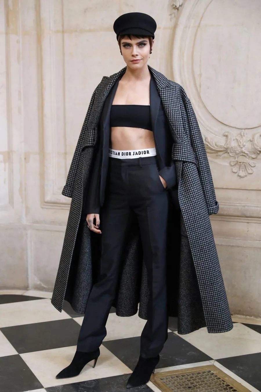 Cara hadiri Paris Fashion Week © AFP