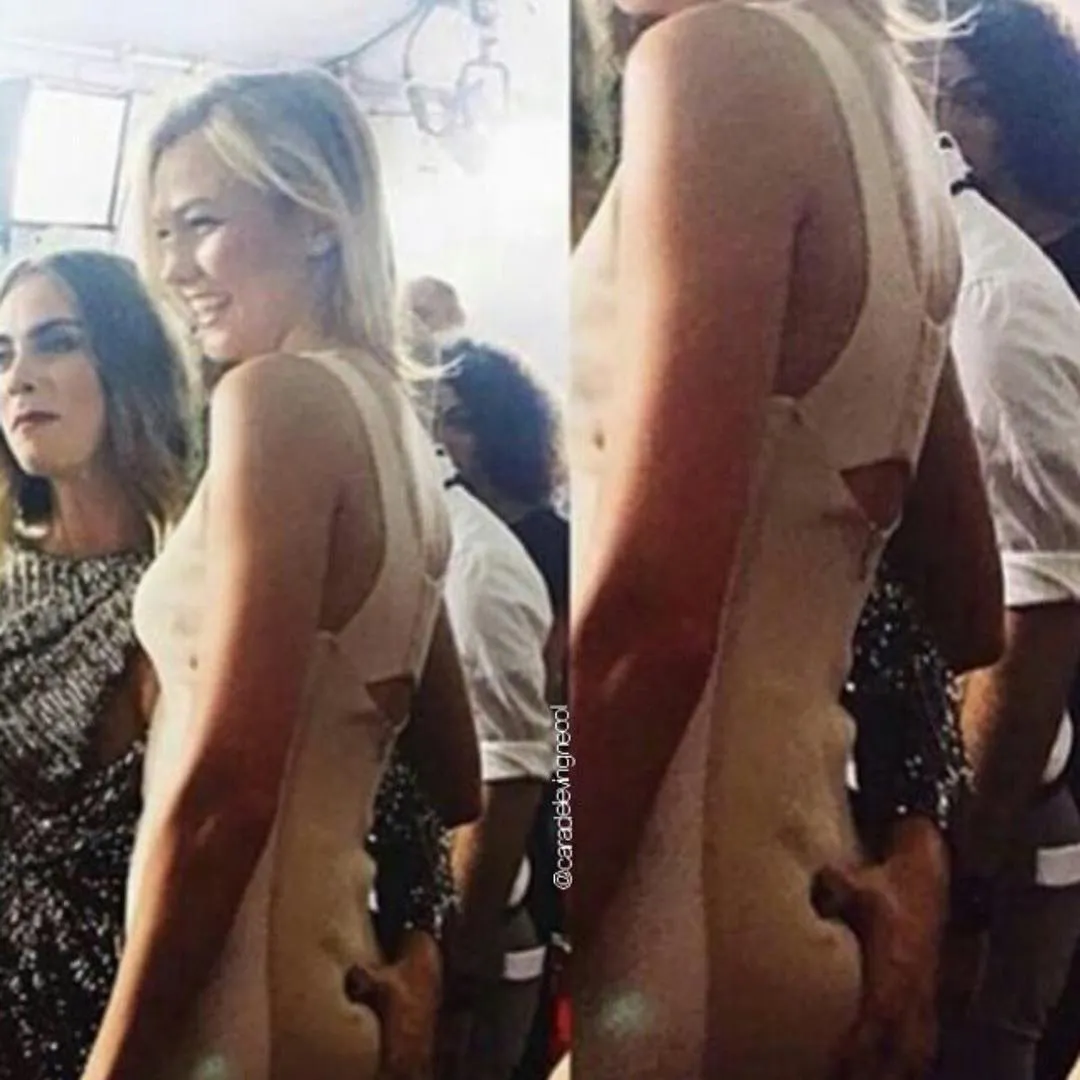 Aksi konyol Cara saat meremas bagian pribadi Karlie © instagram.com/caradelevingne