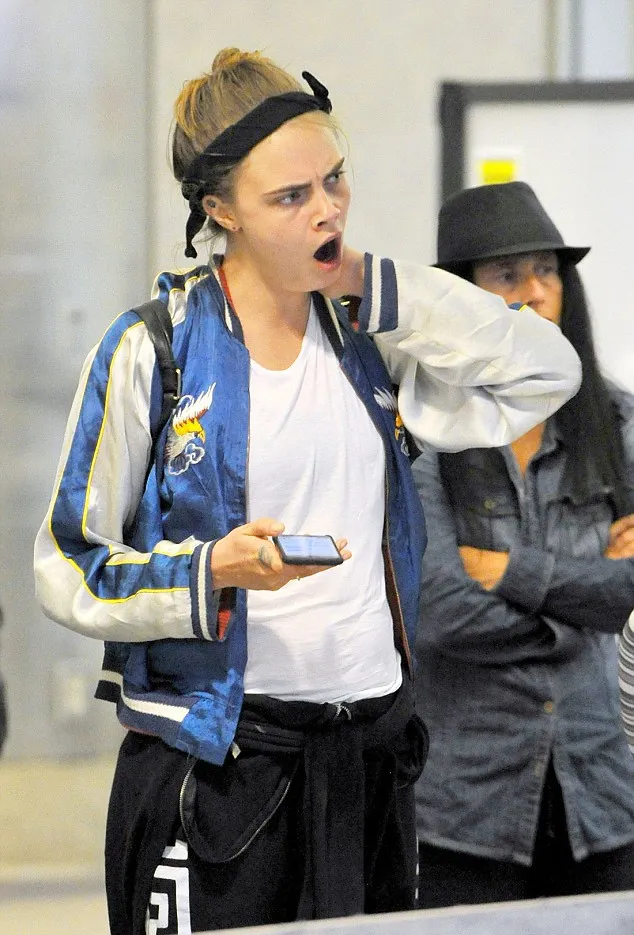 Cara Delevingne menguap lebar @ dailymail.co.uk