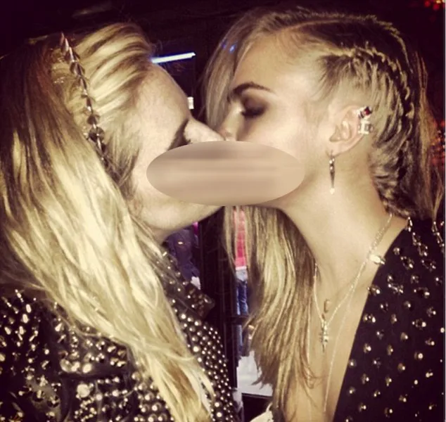 Sienna dan Cara @ dailymail.co.uk