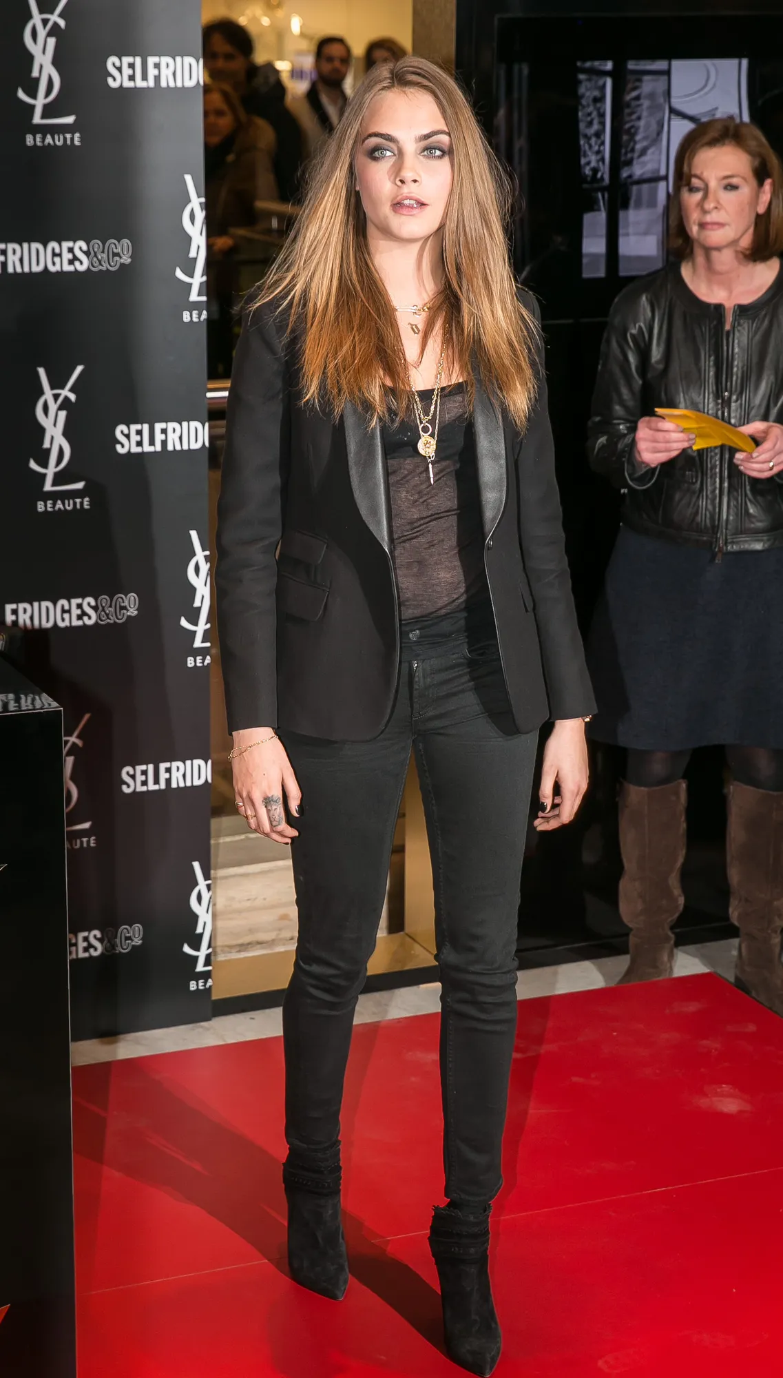 Cara Delevingne ajak Harry Styles gabung ke agensinya © Splashnews.com