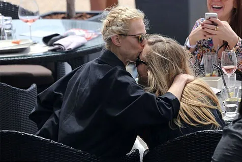 Mungkinkah ini hanya ciuman persahabatan? @ dailymail.co.uk/INFphoto.com