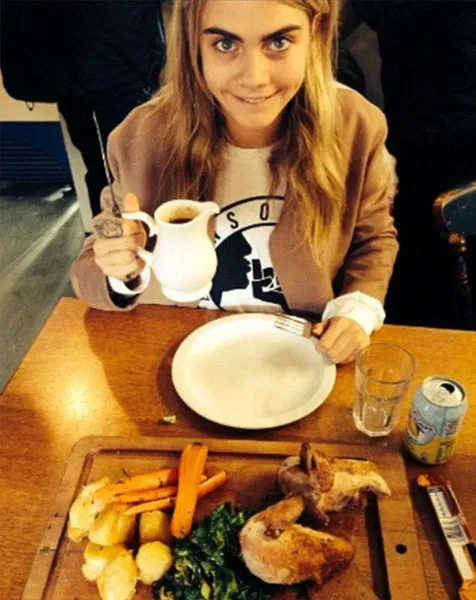 Selamat makan! Instagram/Cara Delevingne