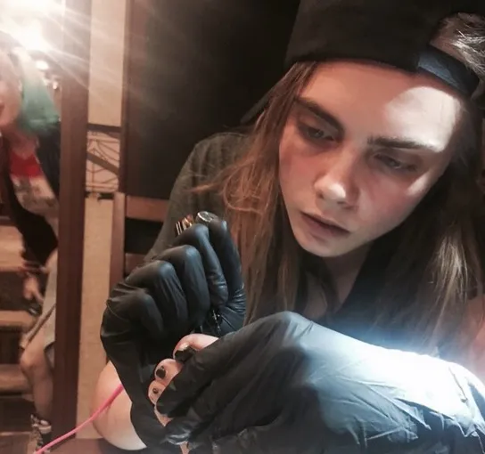 Giliran Cara yang mentato Margot © instafram.com/caradelevingne