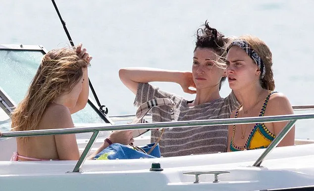 Cara Delevingne dan St Vincen liburan bareng © Dailymail.co.uk/Splashnews