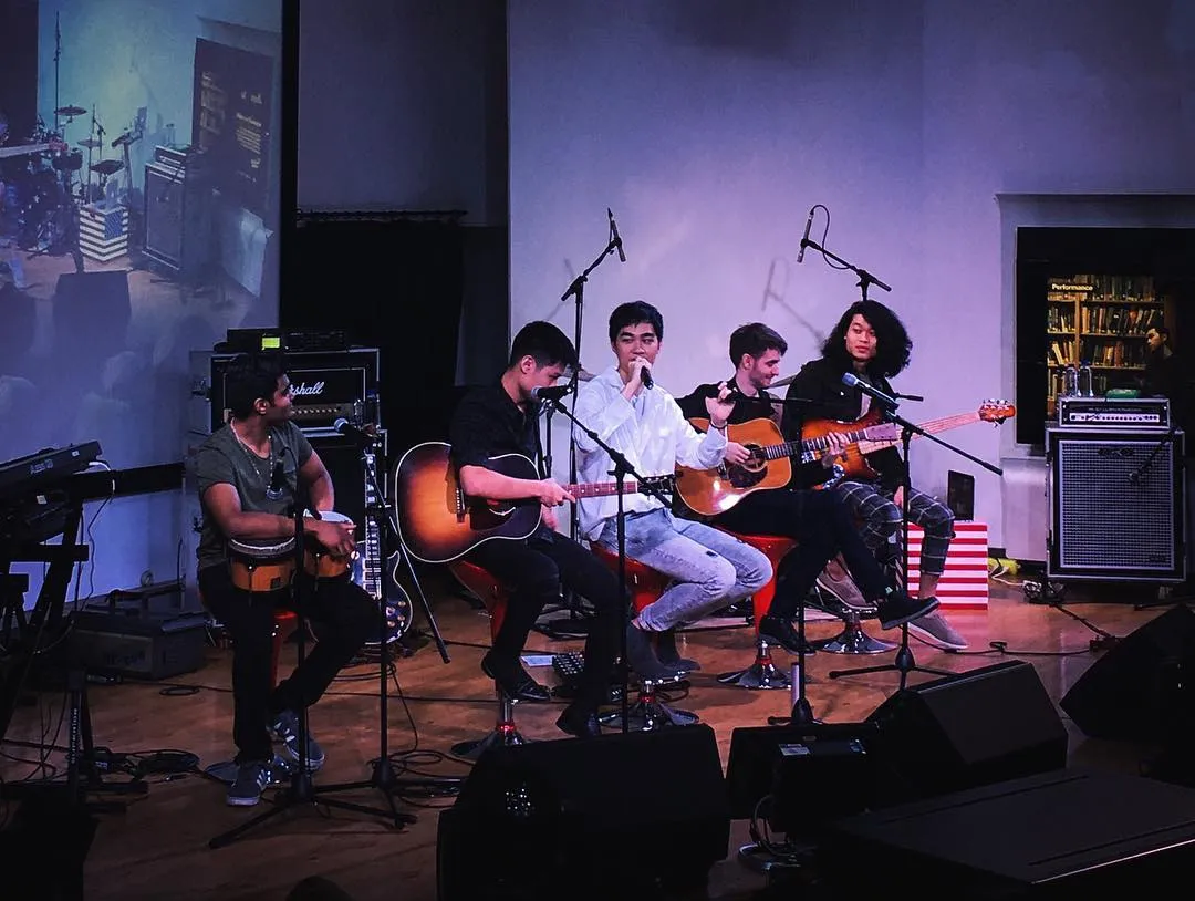 Bernard manjakan penggemarnya dengan penampilan menawan. (instagram.com/carissa.cz diunduh pada 14/01/2019 17:02)