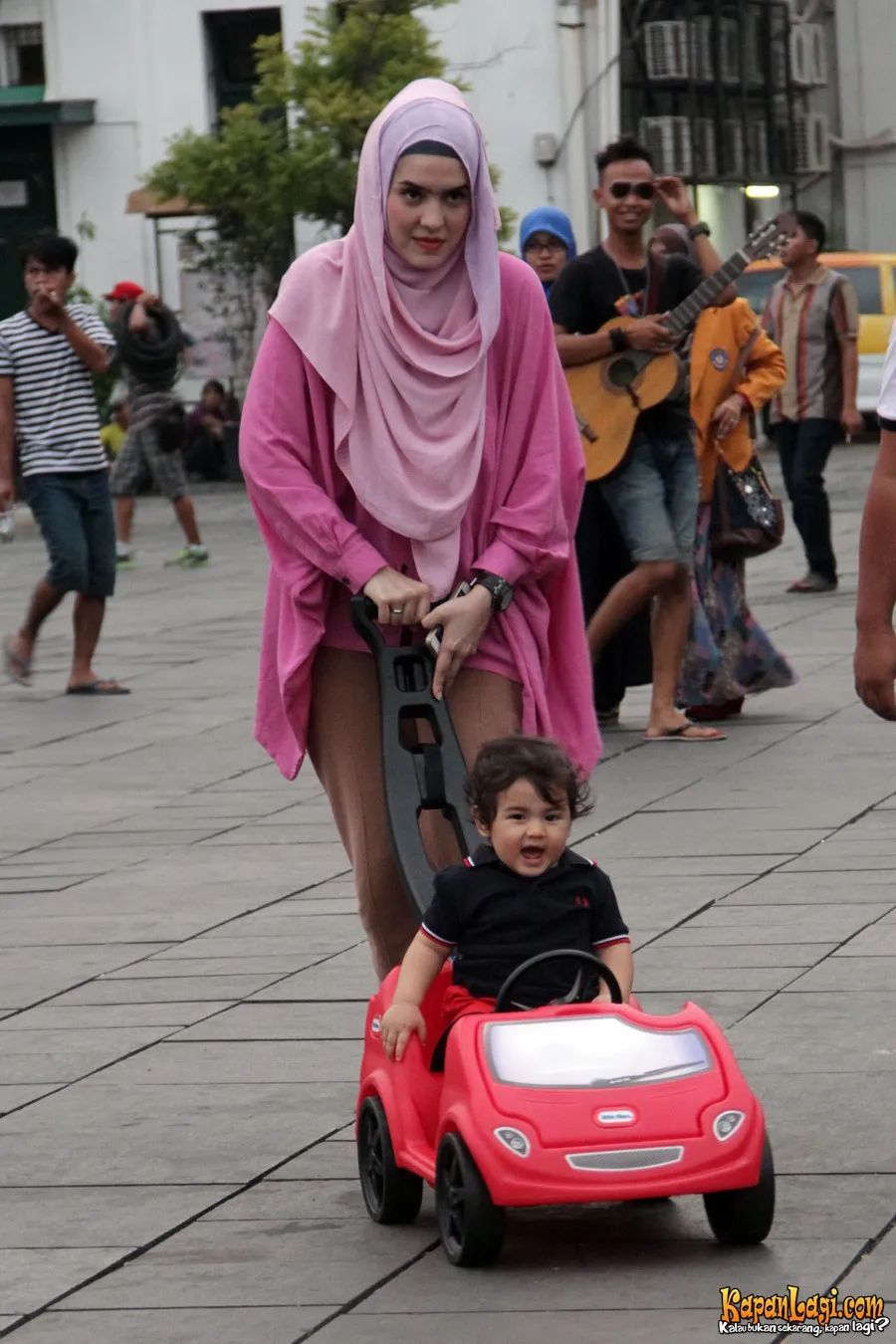 Carissa mengajak serta anaknya yang lucu ke lokasi syuting. ©KapanLagi.com®/Acat