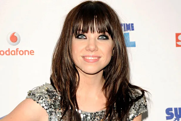 Masalah LGBT ini jelas tidak membuat Carly tersenyum lebar @popdust.com