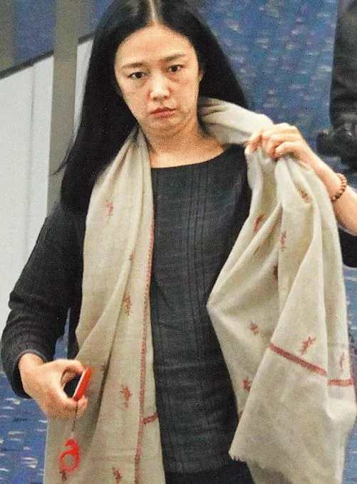Background keluarga kaya tak membuat Carol menjadi seseorang yang suka menghambur-hamburkan uang © asianpopnews.com