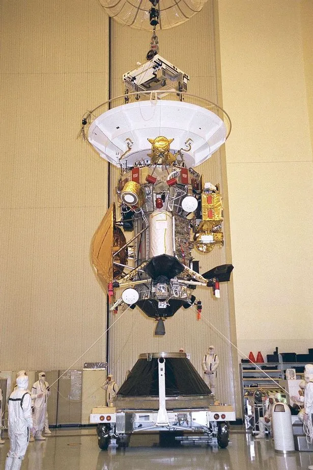 Pesawat Cassini sebelum diterbangkan ke luar angkasa pada tahun 1997 © mirror.co.uk